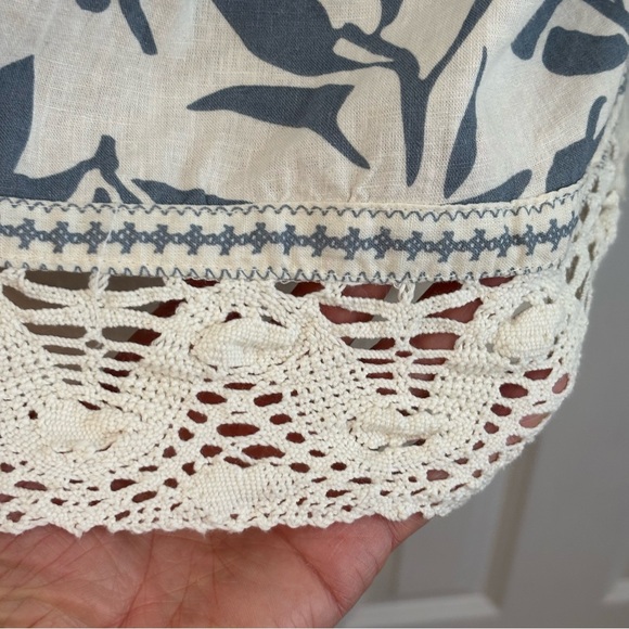 Christian Siriano WM L Shirt Linen Blend Cream Blue Flowers Crochet Trim Boho - Picture 4 of 11